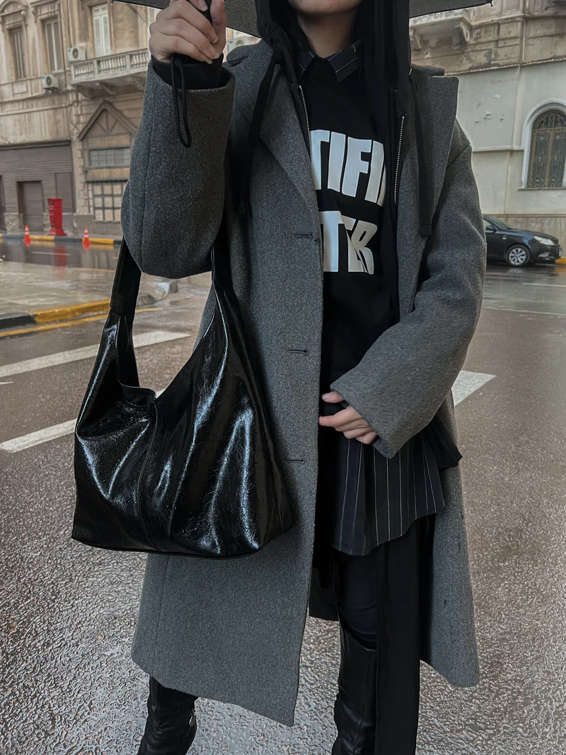 HELIO HOBO BAG CRACKED BLACK - Image 2