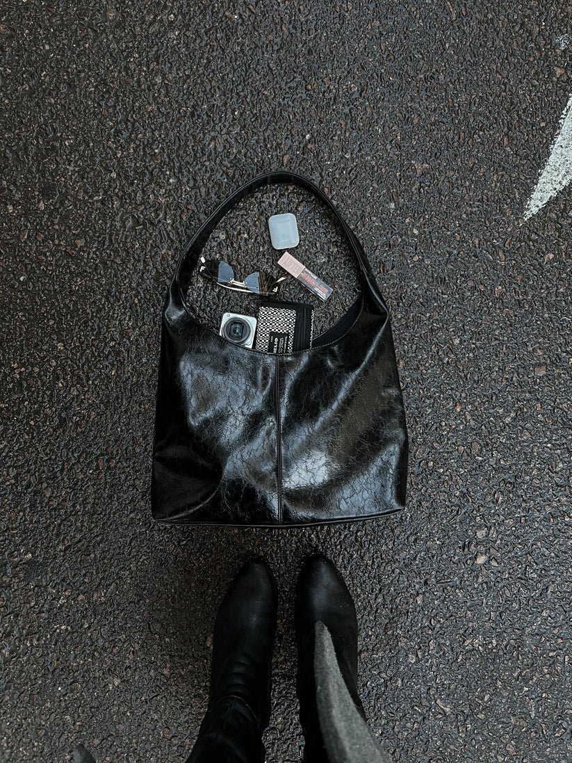 HELIO HOBO BAG CRACKED BLACK